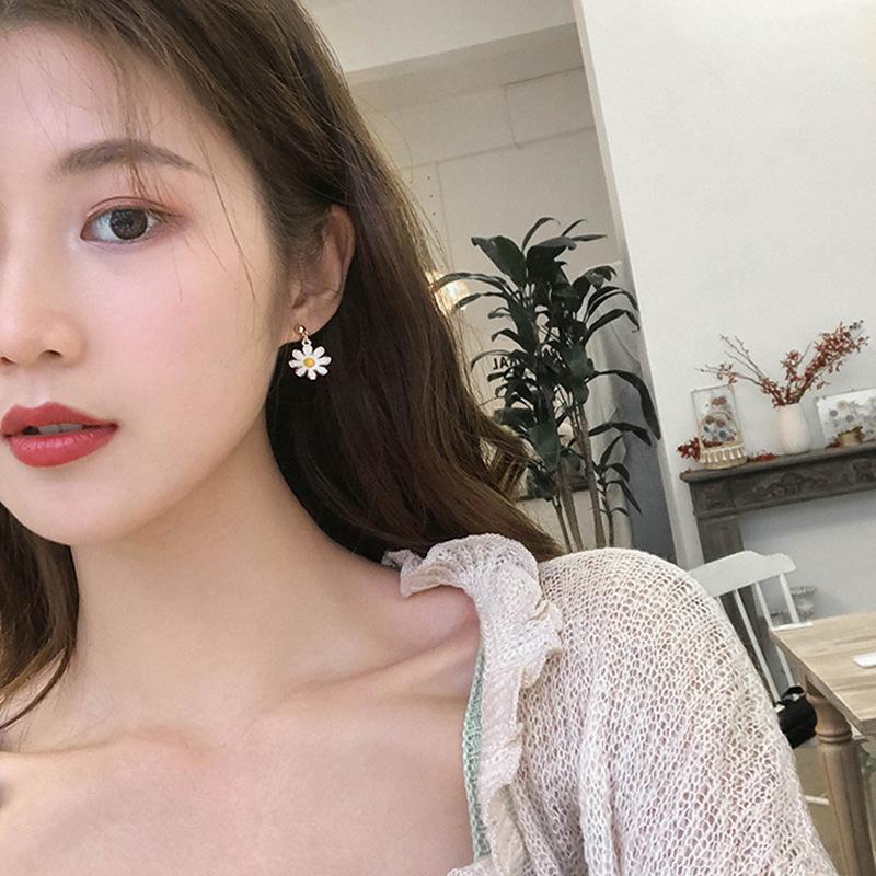 Small fresh silver needle small daisy flower stud earrings, creative personality temperament sweet earrings earrings