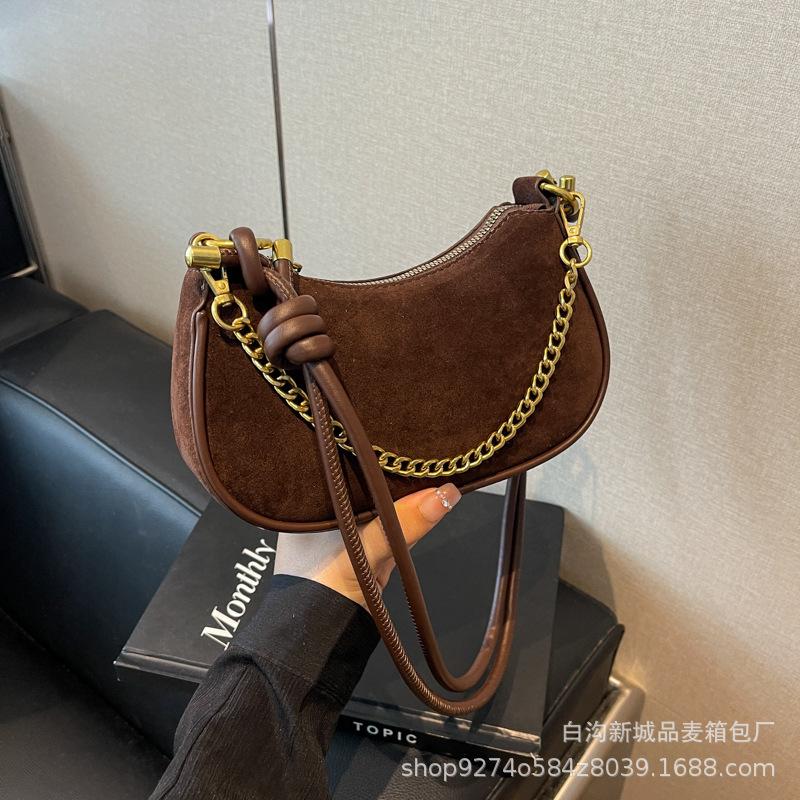 

French matte chain small bag women s 2025 new fashion versatile retro dumpling bag casual foreign messenger bag темно-коричневого