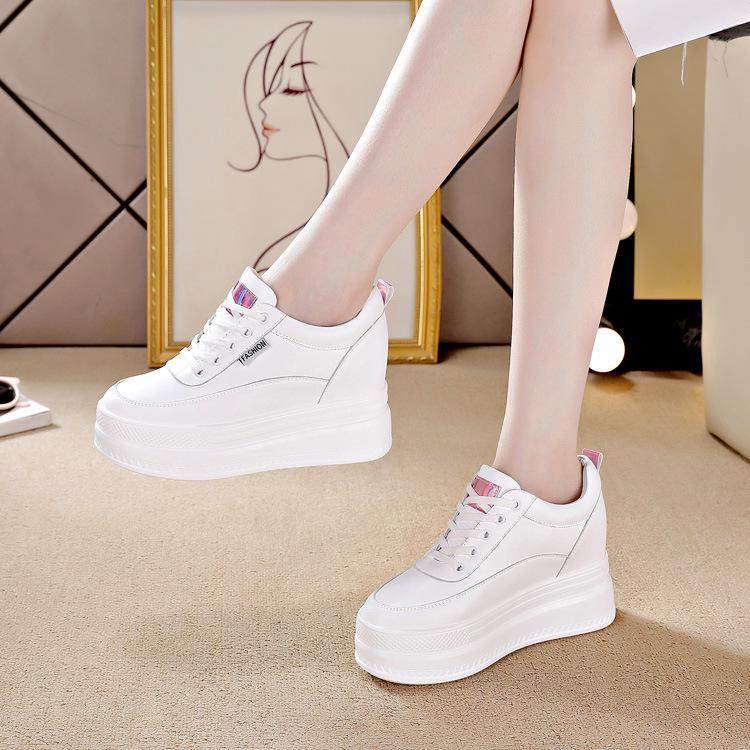 Trendige Plateau-Sneaker für Damen 2025: Atmungsaktives Mesh, Höhensteigerung, Lässiges Weiß.