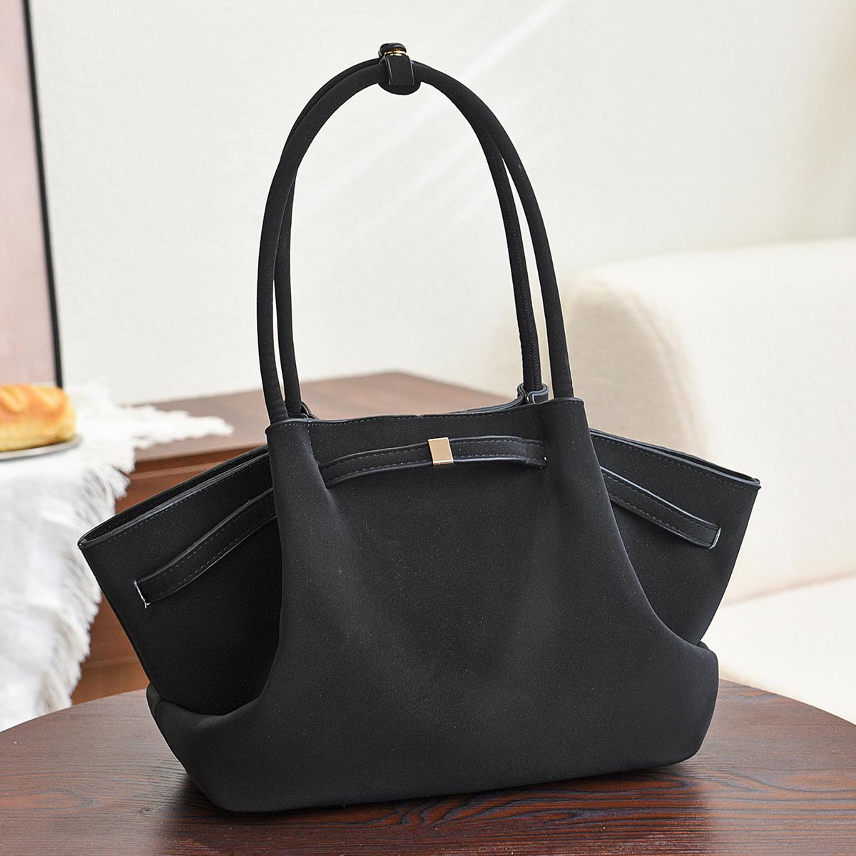 

Suede matte crossbody dumpling bag women s large capacity 2025 autumn and winter premium sense portable shoulder underarm tote bag чёрный