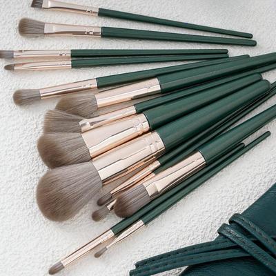 Set de 14 Brochas de Maquillaje Hua Yang Nube Verde: Brochas Súper Suaves para Polvo, Base y Colorete.