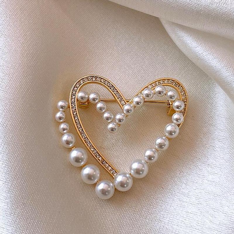 Simple Temperament Faux Pearl Zircon Brooches for Women Elegant Love Heart Pins Clothes Accessories Wedding Gifts