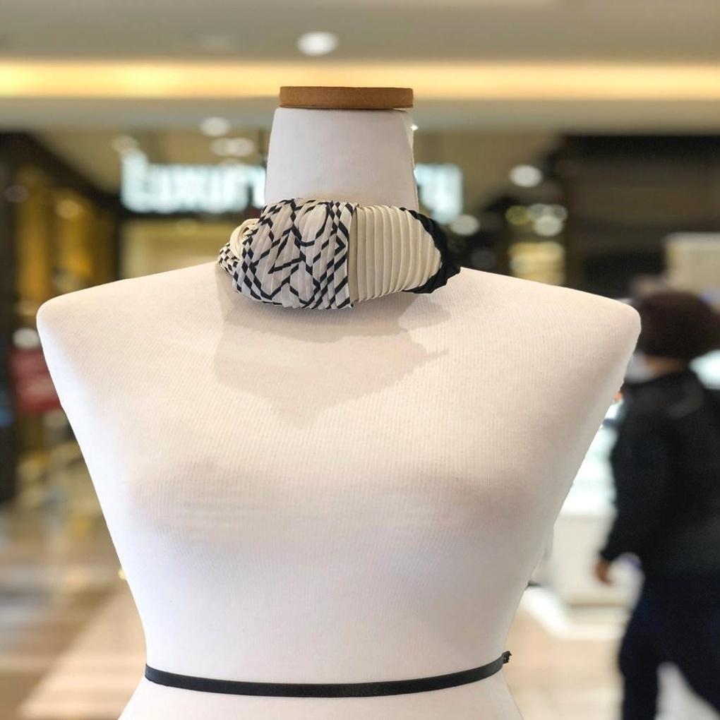 MJ Arnaldo Basini Diamond Pattern Pleated Scarf (20118)