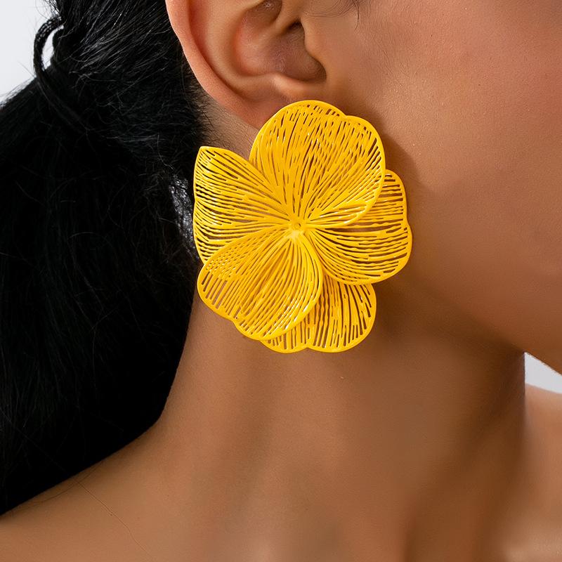 1 Pair Vintage Elegant Metallic Gold Textured Floral Pendant Earrings, Suitable For Women's Daily, Party, Holiday, Gift