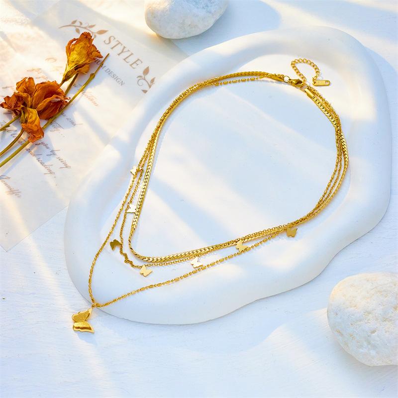 Vergoldetes mehrschichtiges Schmetterlingshalskette Zierliches Insektenanhänger Choker Schmuck