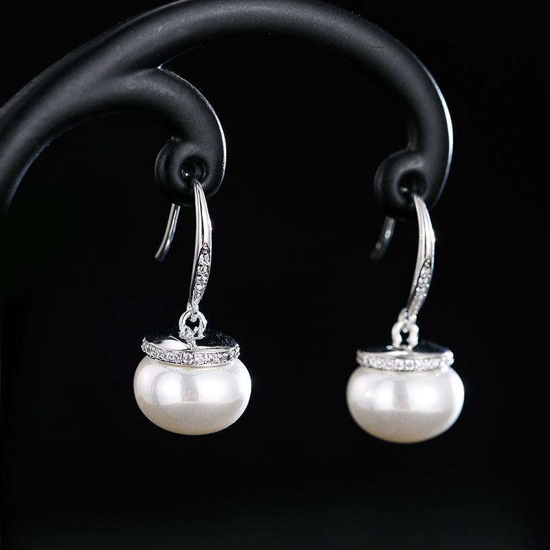 Elegant European Pearl Earrings: Trendy, Exquisite Fashion Accessory for Women