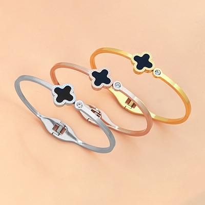 Armband aus Titanstahl mit vierblättrigem Kleeblatt in Roségold, modisches, beliebtes Armband, neues, personalisiertes Edelstahlarmband mit Diamantbesatz.