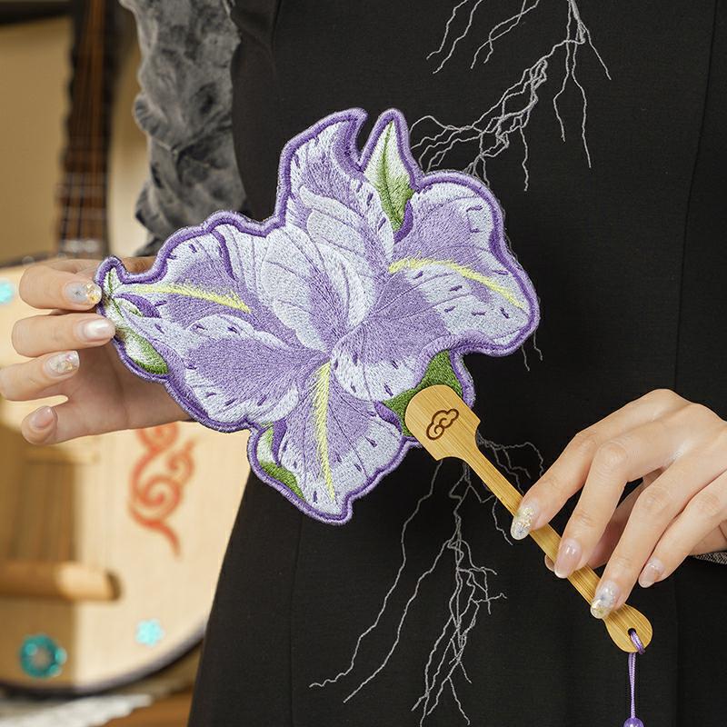 Runder Fächer im antiken Stil mit Stickerei, chinesischer Stil, blütenförmiger Handfächer mit Anhänger-Quasten, Cheongsam Hanfu Zubehör