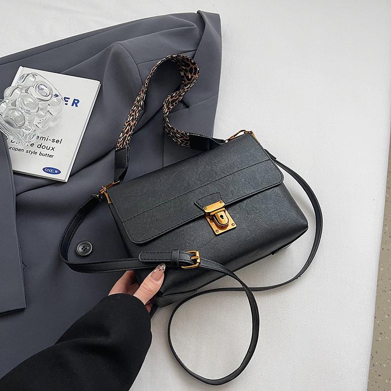 

Retro small square bag women s lock armpit bag, high-end leopard print shoulder bag, commuter bag to work, oblique straddle women