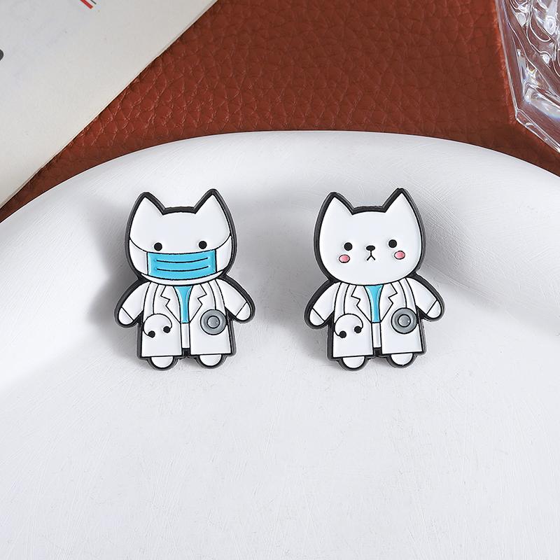 Spille smaltate Gatti Carini Dottore Gattino Cartone Animato Che Indossa Camice da Medico e Stetoscopio Spilla Dottore Animali Distintivo da Reverto Gioielli Regali