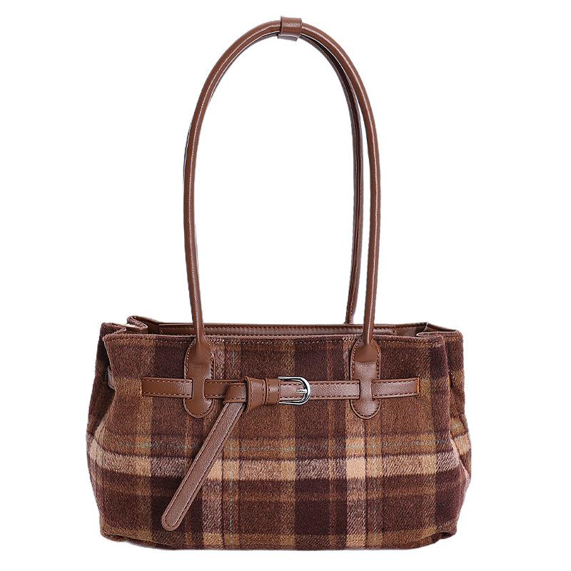 

Foreign style plaid matte underarm bag women s autumn and winter 2025 new commuter shoulder tote bag casual handbag tide коричневый