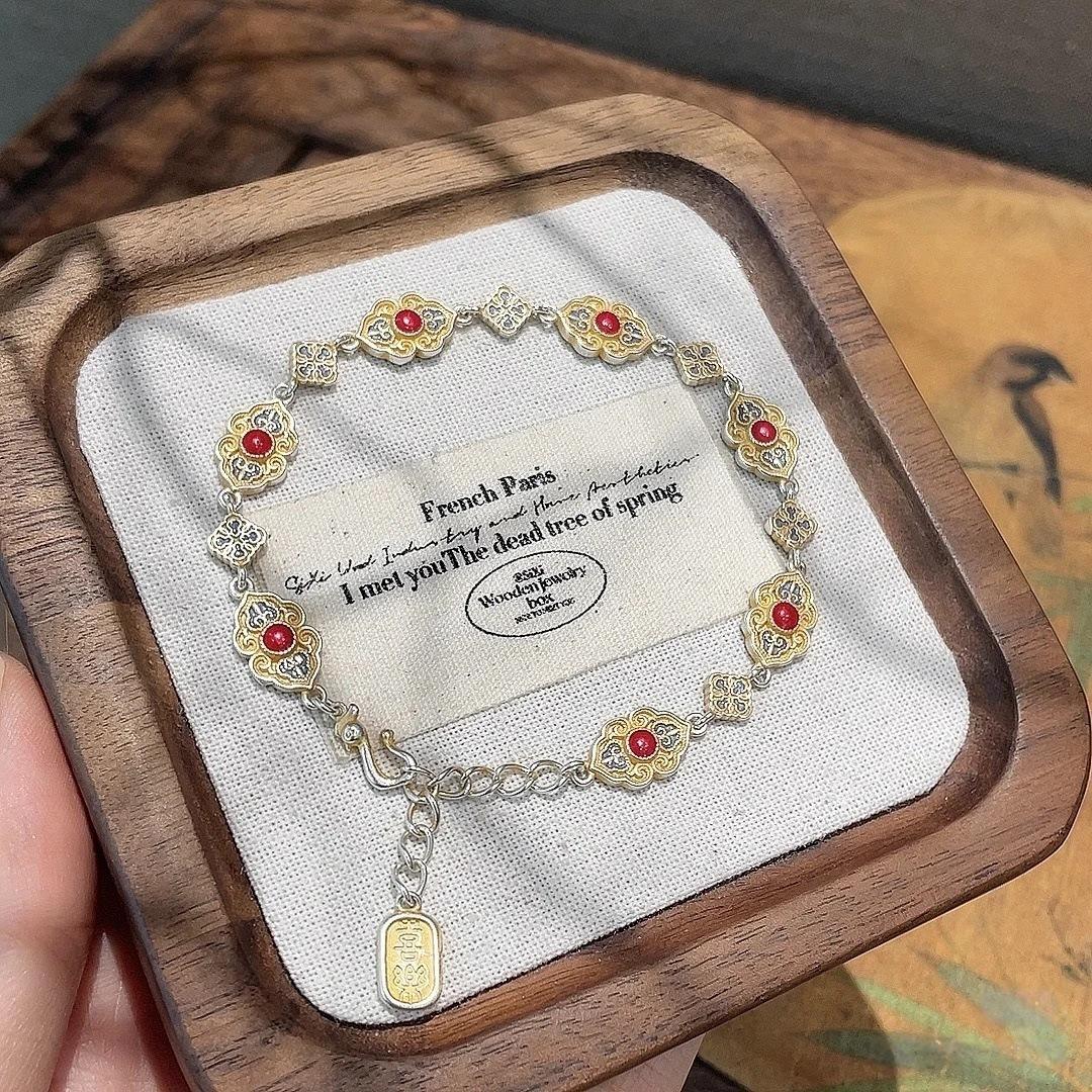 Золотой браслет-жуи в дворцовом стиле в качестве подарка для друзей.