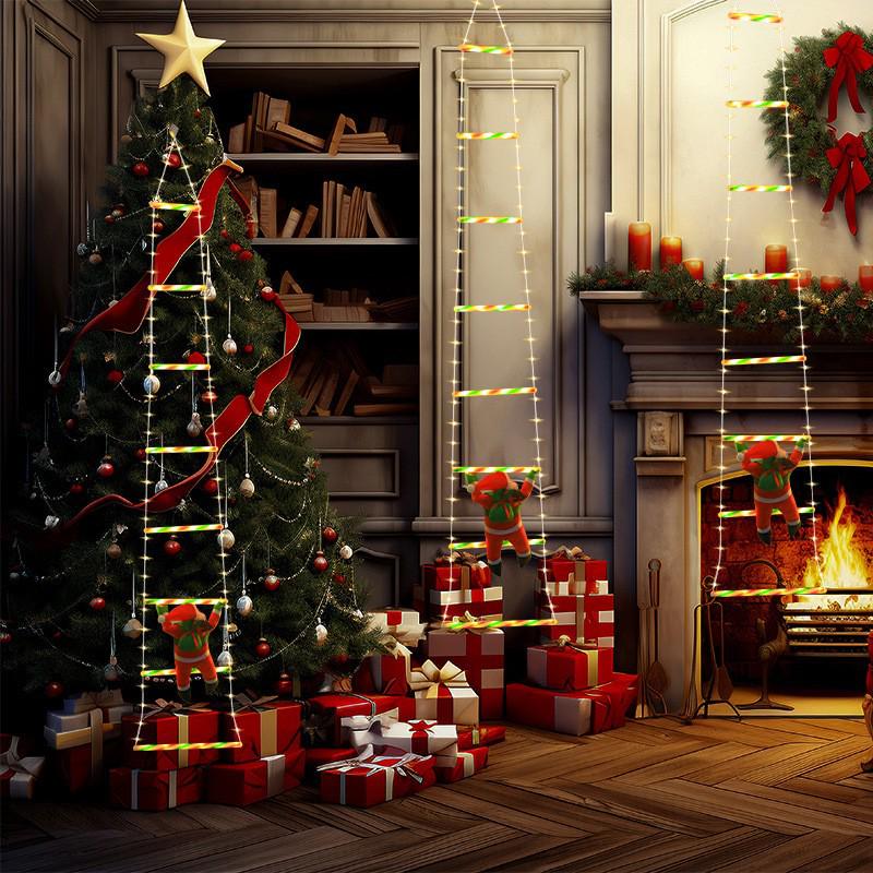 Santa Claus lezoucí po žebříku Dekorace na vánoční stromek a okno Světla