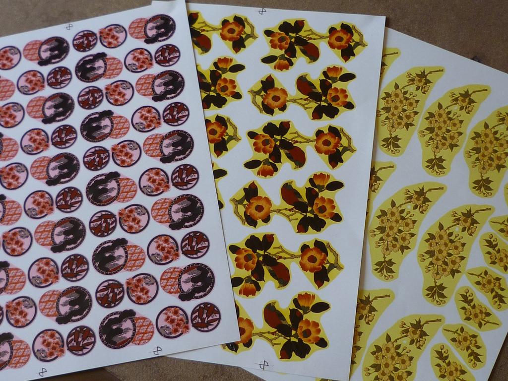 Kutani Ware [Mug] Round Crest Pine, Bamboo, and Plum Design [Back Picture]