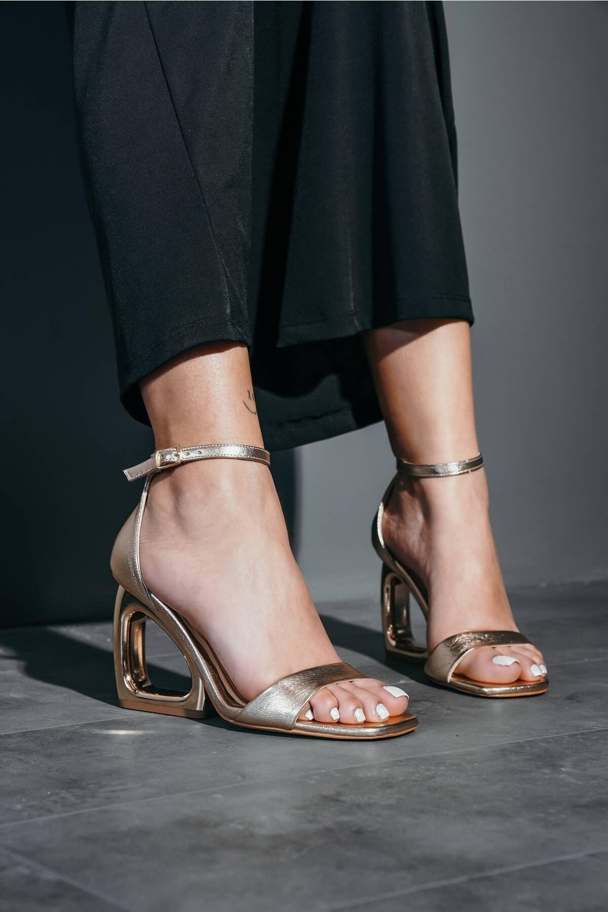 

Women s Fashion Style Special Design Gold Sultan Design High Heel Shoes 36