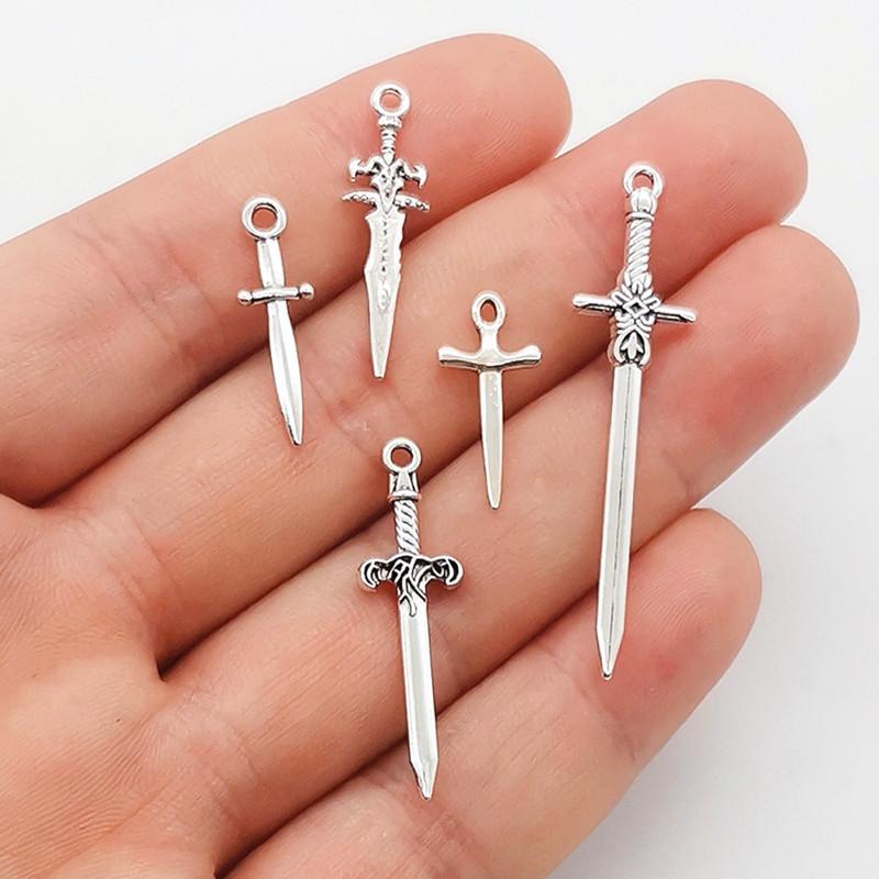 Retro Gotycki Miecz Sztylet Wisiorek DIY Stop Metalu Akcesoria Biżuteria