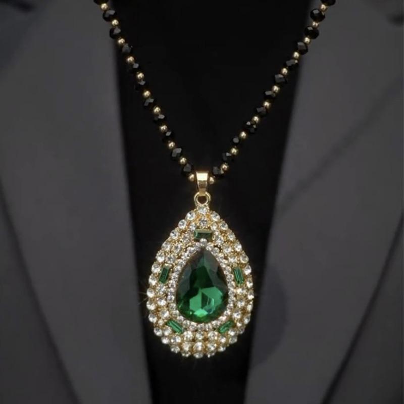 A Niche Retro Emerald Teardrop Long Necklace and Sweater Chain, Exuding A Fashionable and High-end Vibe for Women