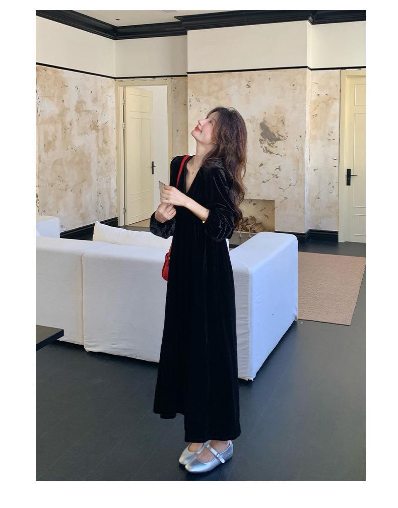 Hepburn Style Gold Velvet Dress: 2024 Autumn French Retro V-Neck, Puff Sleeve, Waist Long Dress