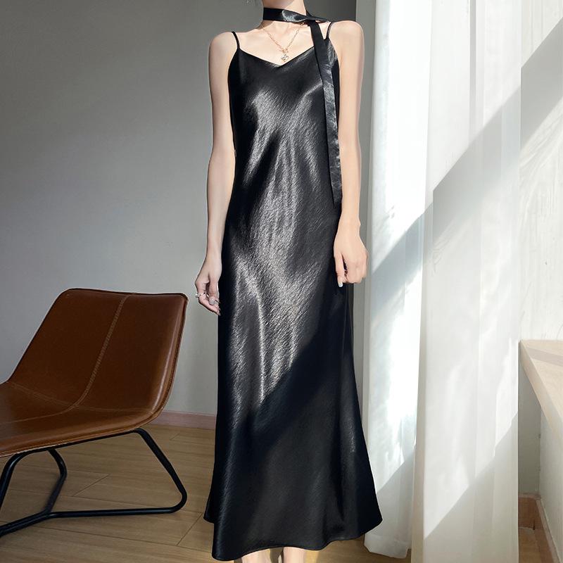 Elegant French V-Neck Spaghetti Strap Satin Dress with Slimming Design M (80-105 jin)
