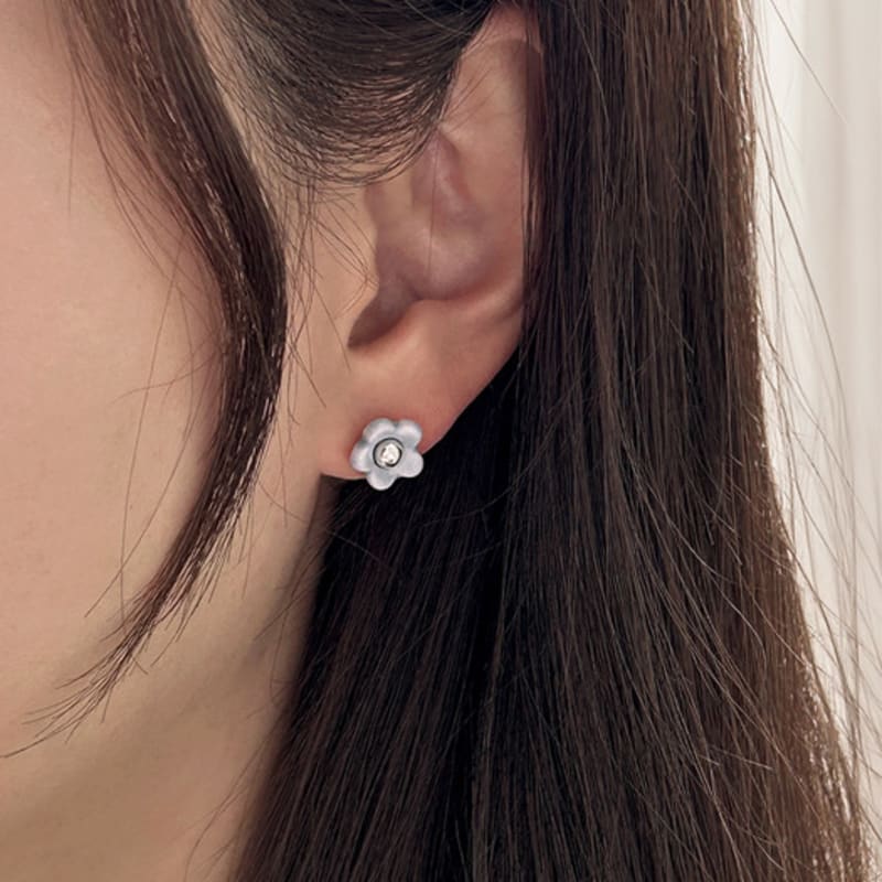 Metamic Ceramic Flower Earring (Baby Blue)