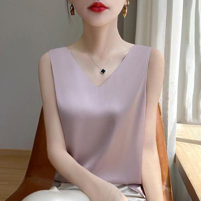 Vielseitiges Damen-Satin-Camisole: V-Ausschnitt vorne, runder Rücken, ärmellos, breite Träger – perfekt unter einem Anzug, seidiges Finish mit einem eleganten Rücken.