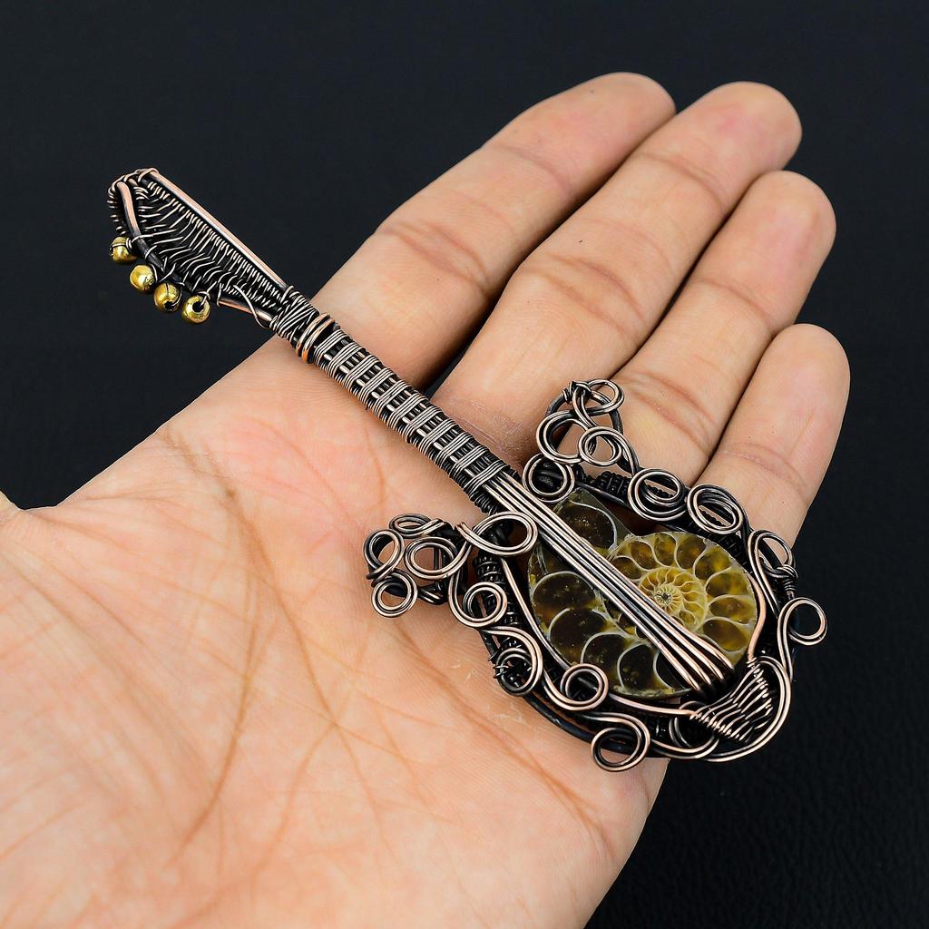 În formă de chitară, amonit fosil, piatră prețioasă, sârmă de cupru, bijuterii lucrate manual, pandantiv pentru ea