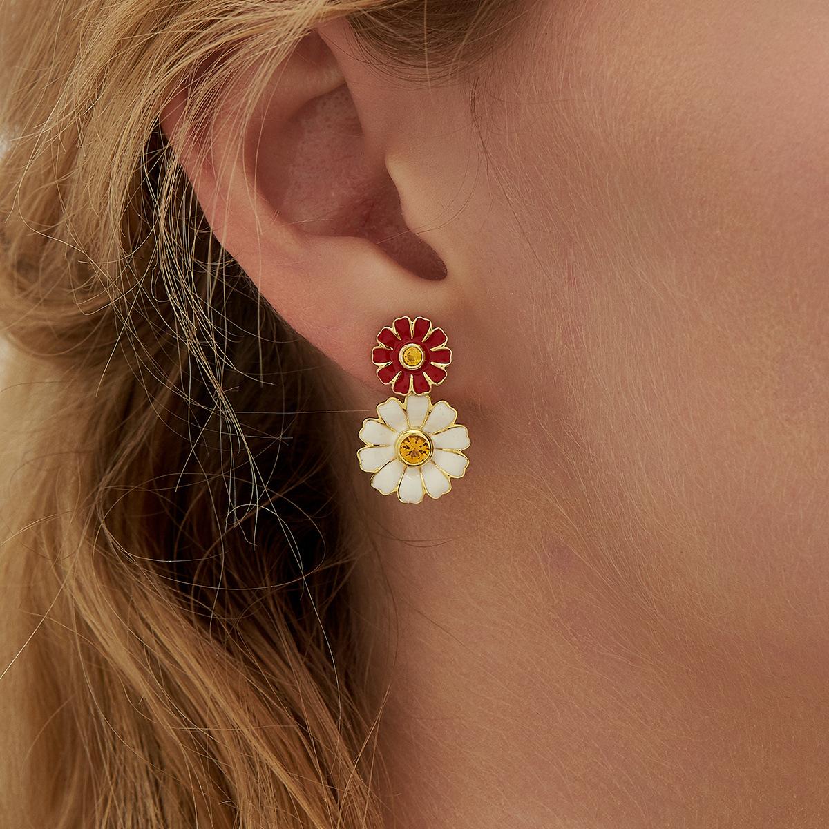 Original niche design micro-inlaid zircon fashion small daisy flower earrings 2022 summer S925 silver earrings 925 silver золотой