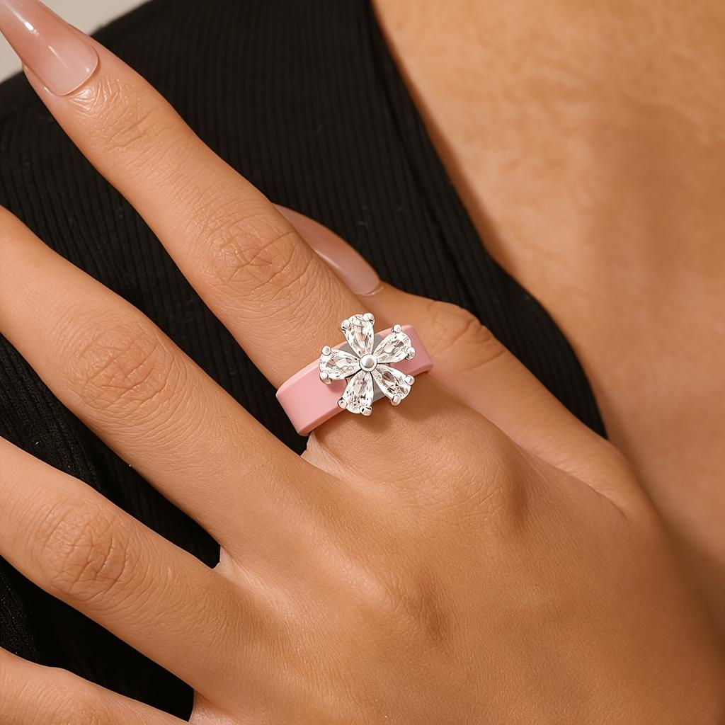Hautfreundlicher rosa Silikonbandring, Glänzendes Perlen-CZ-Blumenornament, Flexibler nicht reizender Silikon-Statement-Ring für den täglichen Gebrauch