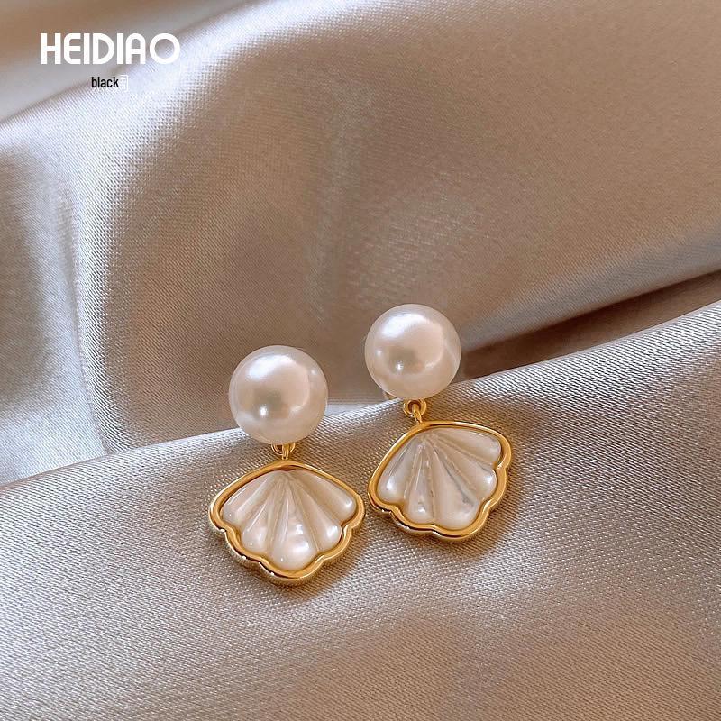 Elegant Pearl Ear Clips for Non-Pierced Ears - Chic and Luxurious Design