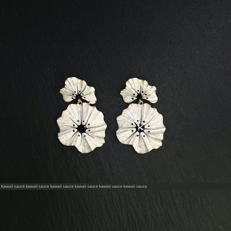 

Vintage Distressed Enamel Ginkgo Flower Earrings, European and American Exaggerated Enamel High-End Earrings, Niche Personality Temperament Earrings White Ginkgo Flower Earrings