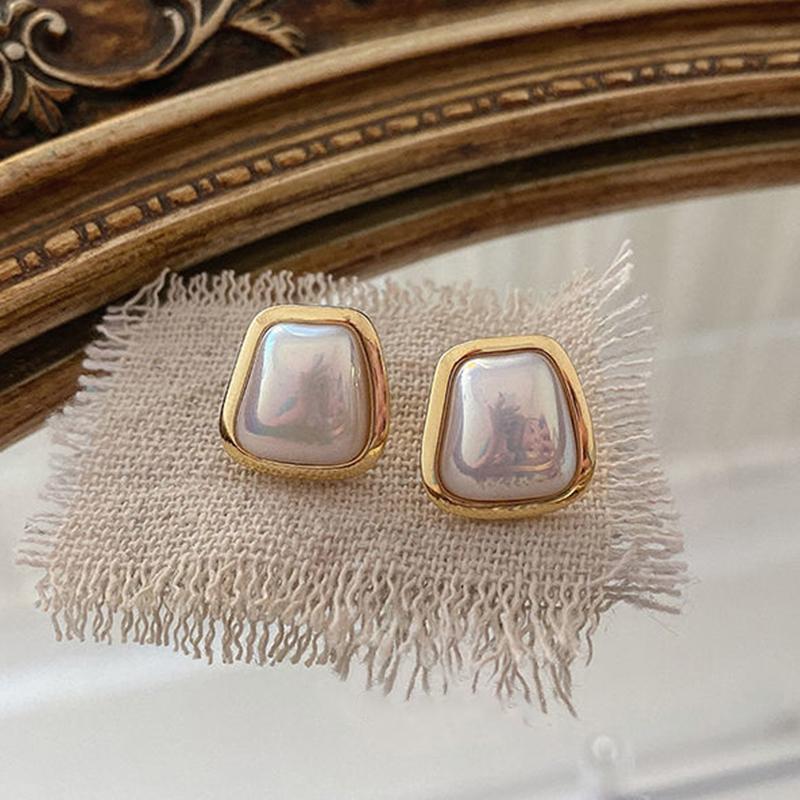 New Retro French Sweet Pearl Temperament Drop Earrings Fashion Black White Beads Senior Simplicity Women Hot Earrings Jewelry