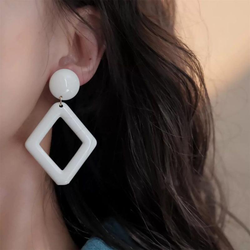 Simple French personalized earrings rhombus geometric stud earrings retro temperament exaggerated earrings