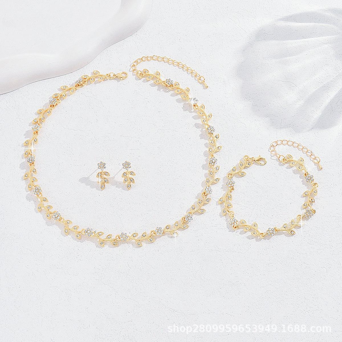 

Изысканный набор колье, браслета и серег-пусетов с цветком из бриллиантов огранки «пуант», полностью ручной работы, универсальный подарок высокого класса для девушки