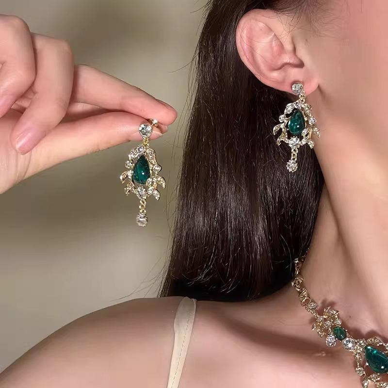 French Court Lace Emerald Full Diamond Necklace Slightly Inlaid with High-end Personalized Collarbone Chain Dinner Set