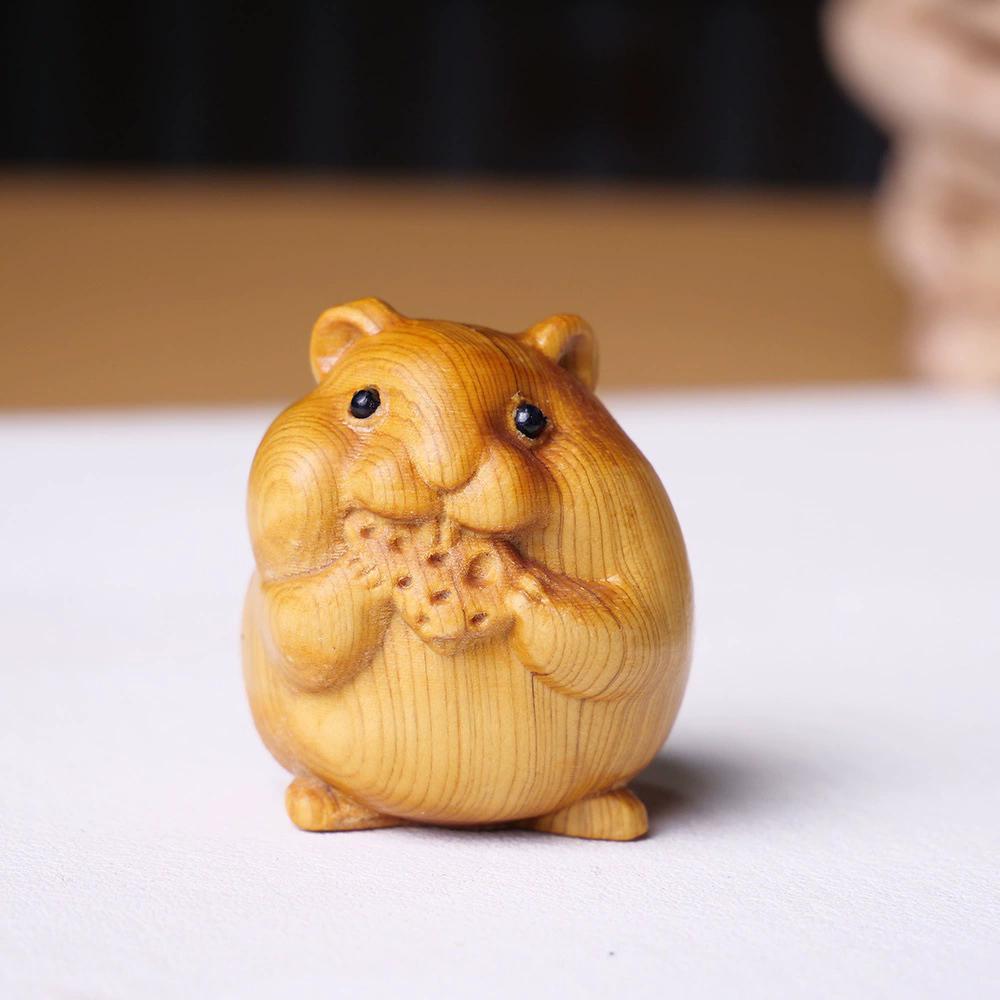 Handgeschnitzte Zypressenfigur - Einzigartiges Holzgeschenk für Büro-/Buddhistische Altar-Dekoration