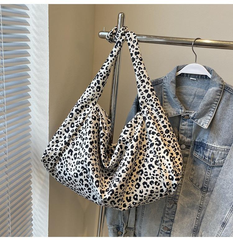 

089 foreign style fashionable leopard print messenger bag large capacity shoulder shopping bag fashionable canvas bag women s tide 52*20*30 білий