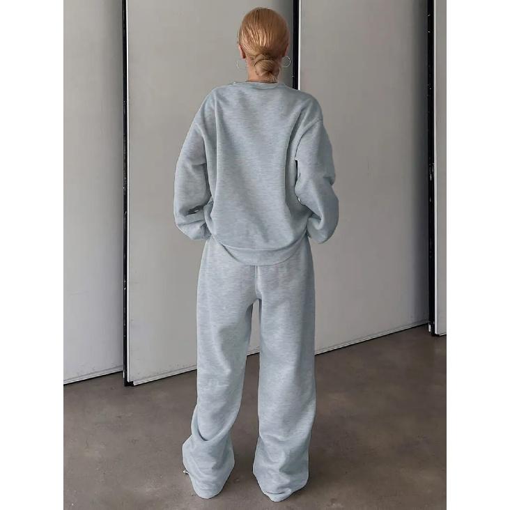 A stylish crewneck 2-piece set for women, perfect for casual winter wear. Effortlessly chic and great for everyday outfits!