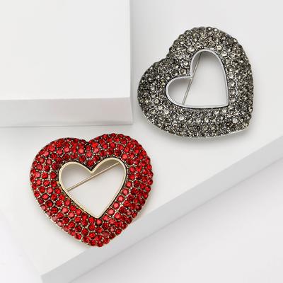 Fashion Retro Love Brooch Elegant Niche High-End Heart-Shaped Pin Brooch Women'S Clothing Accessories