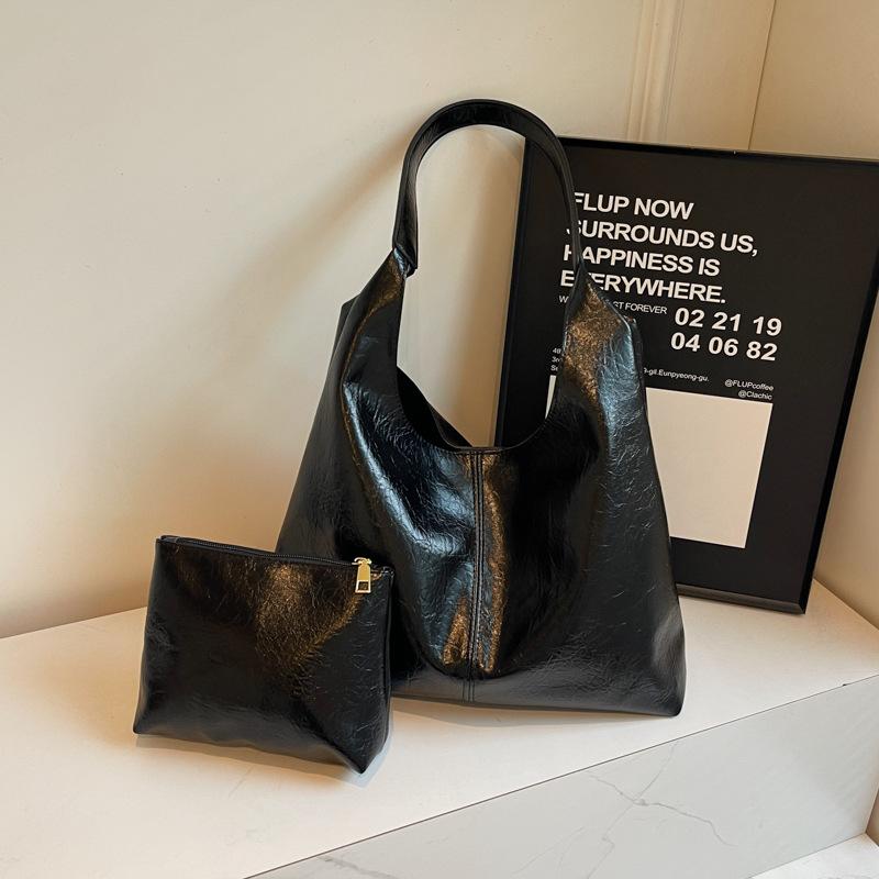 

Large capacity tote bag women s 2025 spring and summer new fashion niche children and mothers shoulder armpit bag чёрный