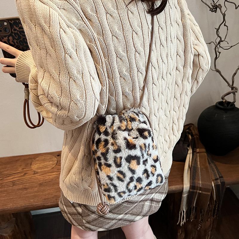 Bag new 2025 cute plush drawstring bag women's trendy versatile messenger mobile phone bag