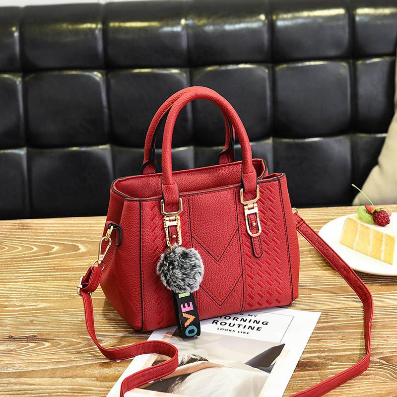 2023 New Fashion European And American Handbag Women s Bag With Pom Pom Pendant Street Trendy Pu Platinum Bag красный