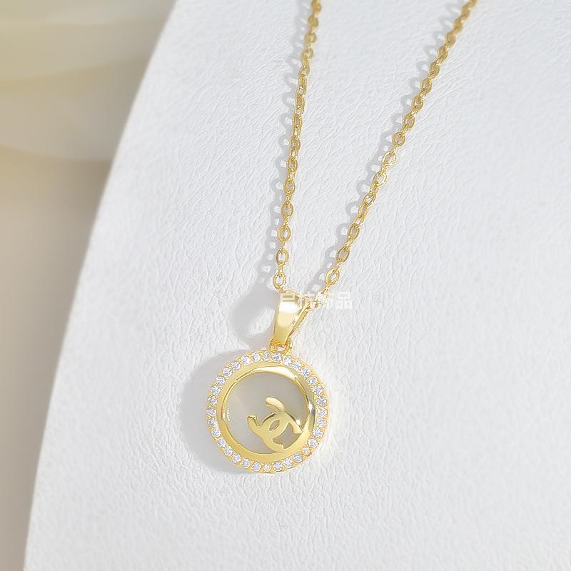 

Ожерелье со смайликом, женское, легкое, роскошное, дизайн, универсальный, темпераментный, круглый, фирменный кулон, изысканные ювелирные изделия