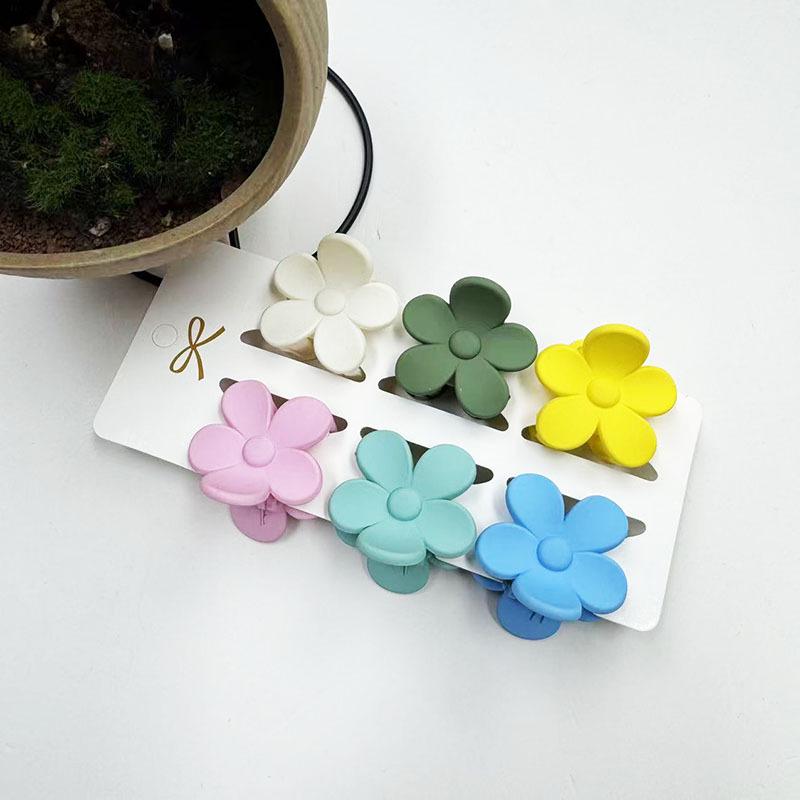 European & American 4CM Frangipani Claw Clip Hairpin - Fashionable Vacation Floral Accessory.