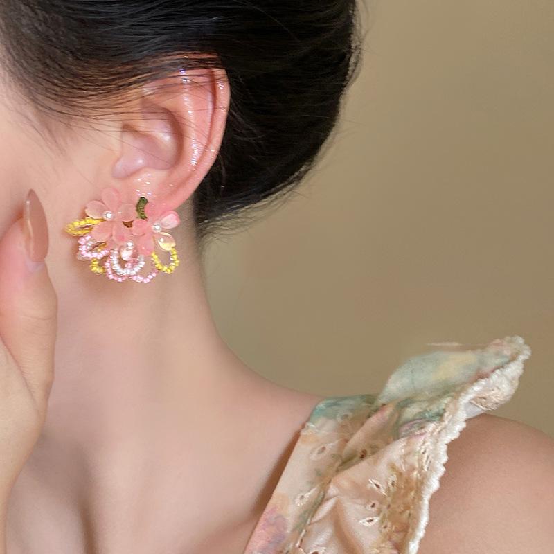Boucles d'oreilles bohèmes roses à fleurs de perles de rocaille et pompons de perles
