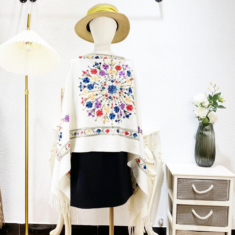 Ethnic style embroidered cape, shawl, and scarf for women, embroidered for warmth, suitable for travel in Lijiang, Qinghai Lake, and Tibet белый