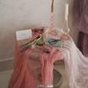 Zerknittertes Creme-Garn Floraler Netzstoff Foto-Hintergrund