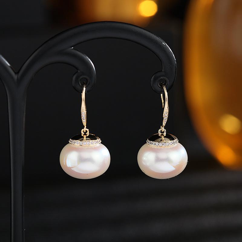 

Серьги в стиле ретро среднего размера с красным жемчугом, женские, новинка 2024 года, китайские новогодние серьги с красным фонариком и крючком для ушей