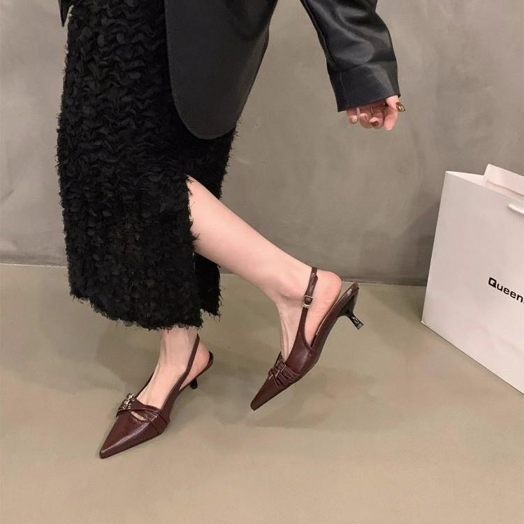 

Pointed head shallow mouth low heel shoes patent leather rear empty thin heel bag head sandals women s 2024 new summer soft leather French single sh 39 червоний