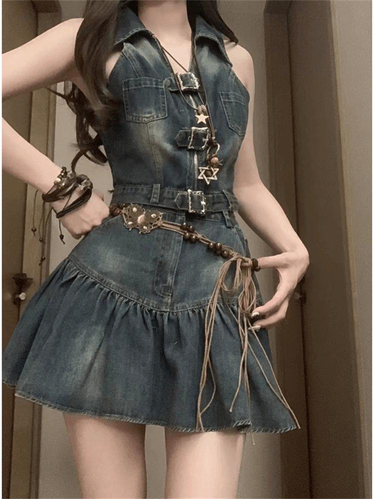 Conjunto de Top de Mezclilla Halter y Minifalda Plisada de Cintura Alta Estilo Retro de Hong Kong para Mujer - Atuendo Dulce y Picante de Dos Piezas para Verano