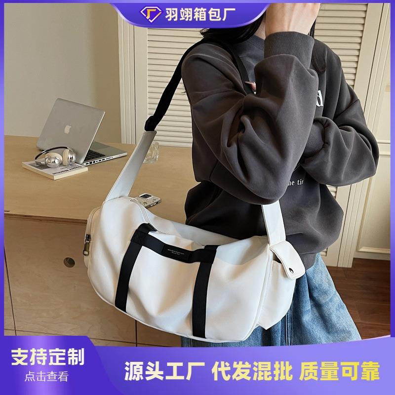 Large capacity leisure sports bag women's new versatile fashion bag shoulder messenger bag
